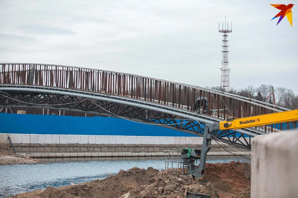 Новый пешеходный мост появился над Свислочью в Минске