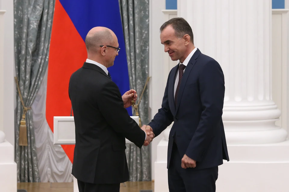 Сергей Кириенко вручает награду главе Кубани.