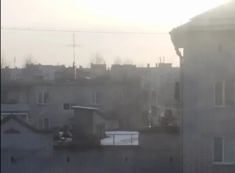 В Краснокамске мужчина залез на пятый этаж по стене.