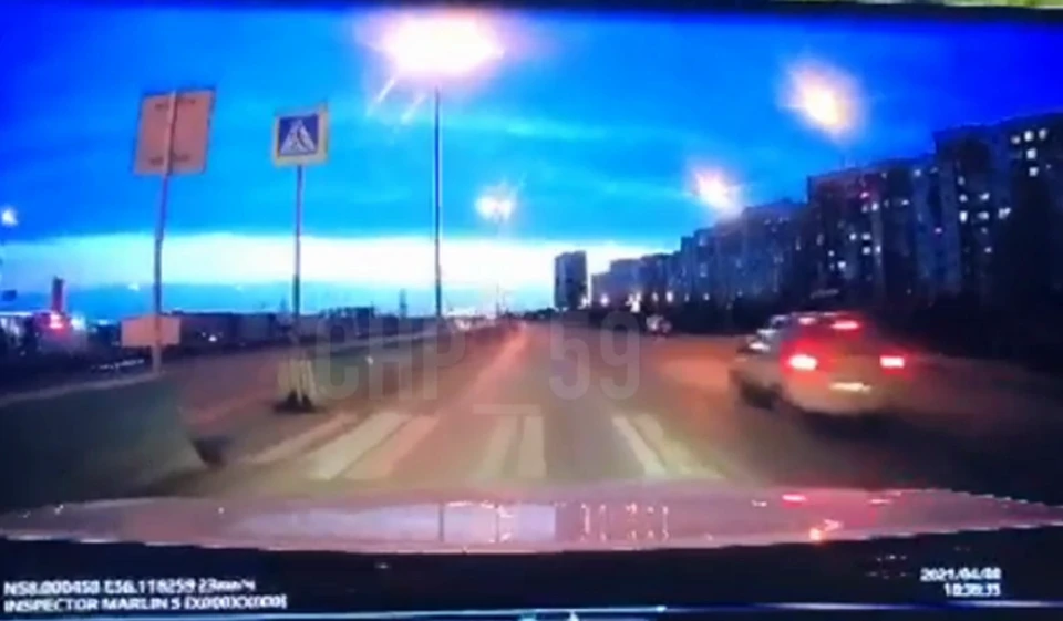 В Перми автомобиль сбил мужчину. Фото: Кадр видео @chp_59_perm.