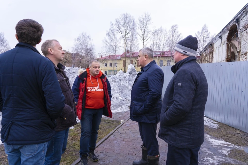 В Междуреченске решают судьбу школы с рухнувшей пристройкой. Фото: Пресс-центр Междуреченска