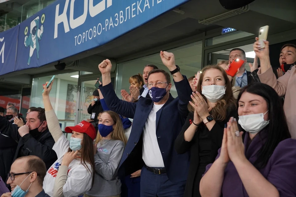 Дмитрий Азаров поддерживал команду вместе с волонтерами
