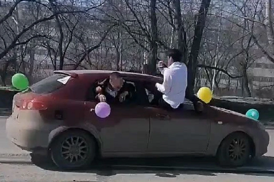 Полицейские ищут участников свадебного кортежа, который выехал на встречку. Фото: "АСТ - 54".