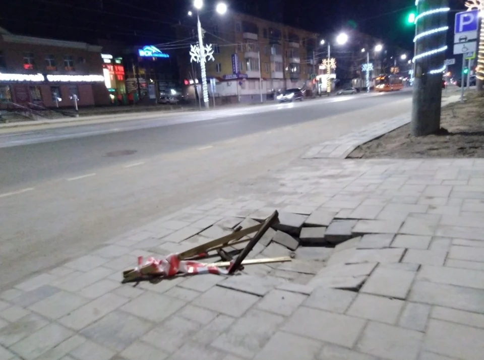 На улице Николаева в Смоленске провалилась брусчатка. Фото: ВКонтакте.