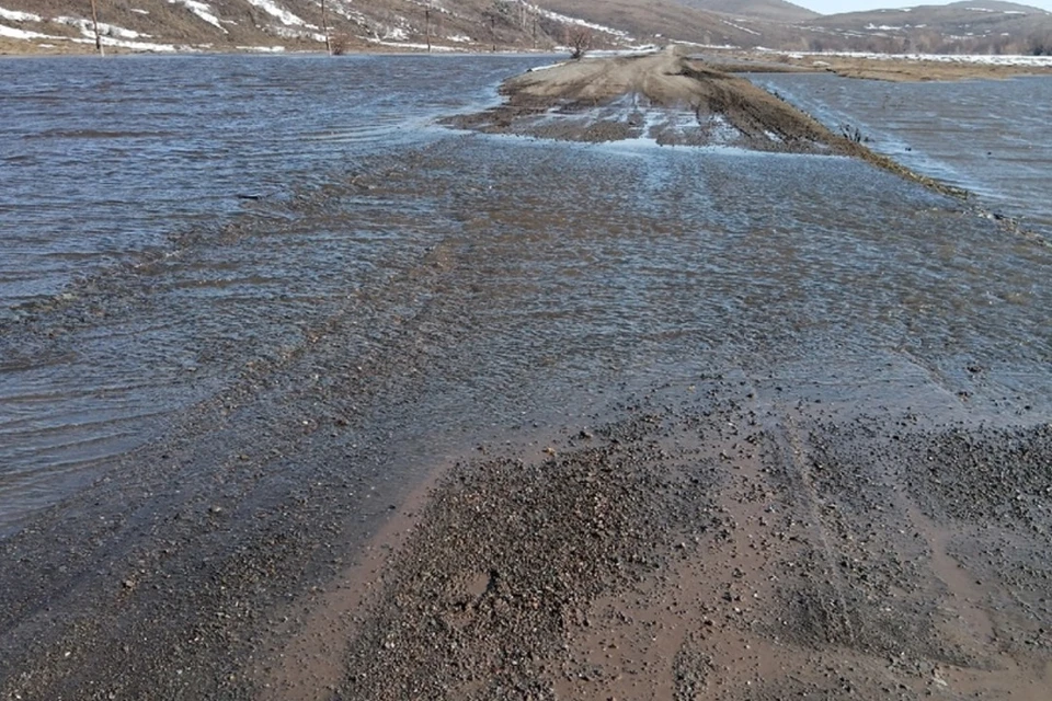 Вода размывает дороги, топит дома и фермы. Фото: Надежда Гусарова
