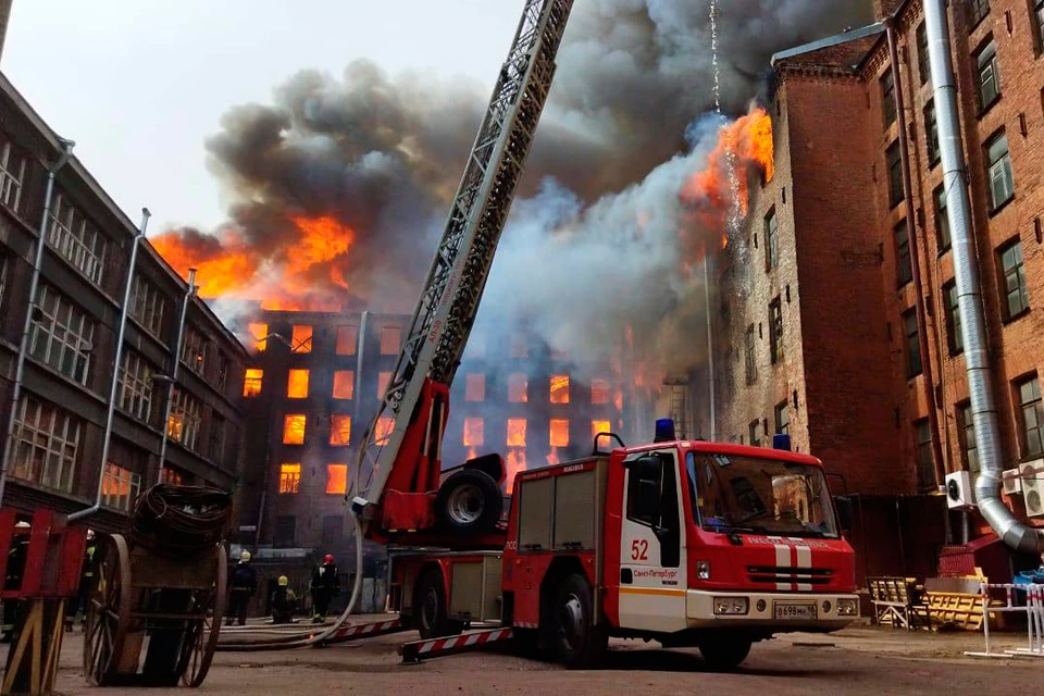 Что известно о пожаре в здании Невской мануфактуры: прямая онлайн-трансляция. Фото: МЧС по СПб