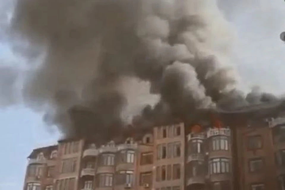 В Махачкале горит квартира на Ломоносова. Фото: скриншот видео с места ЧП