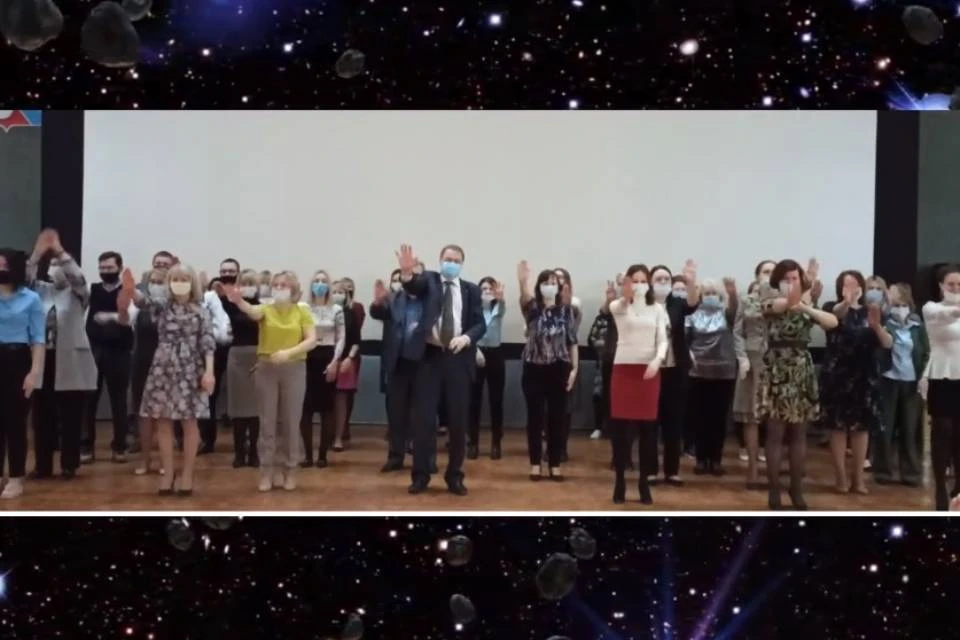 Сотрудники администрации Коряжмы исполнили танец "Я - ракета". Фото: скриншот видео