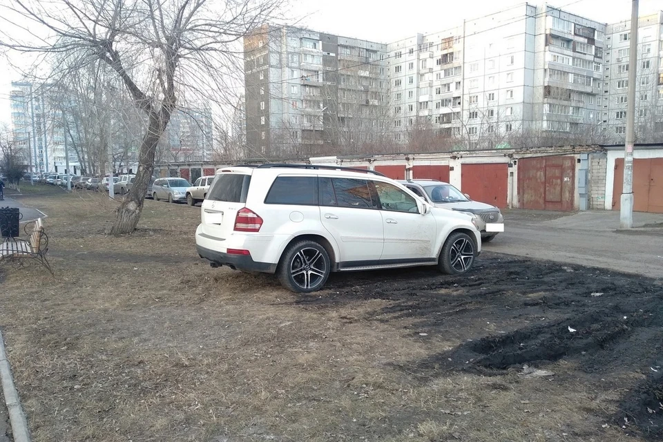 В Красноярске насчитали 140 припаркованных на газонах машин. Фото: пресс-служба администрации города