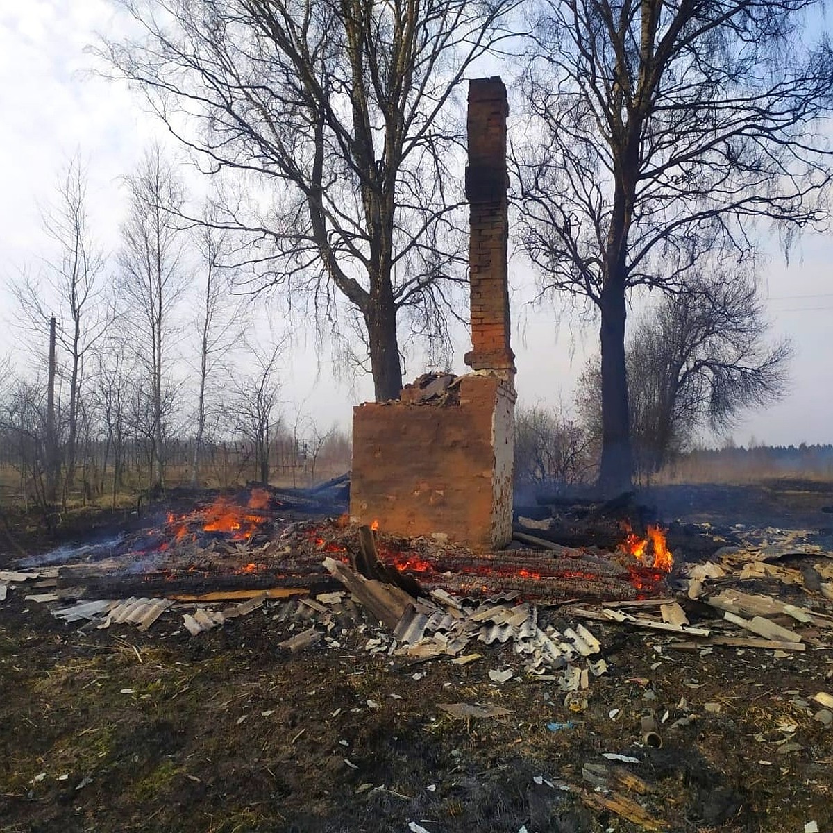 Под Смоленском полностью сгорел дачный дом - KP.RU