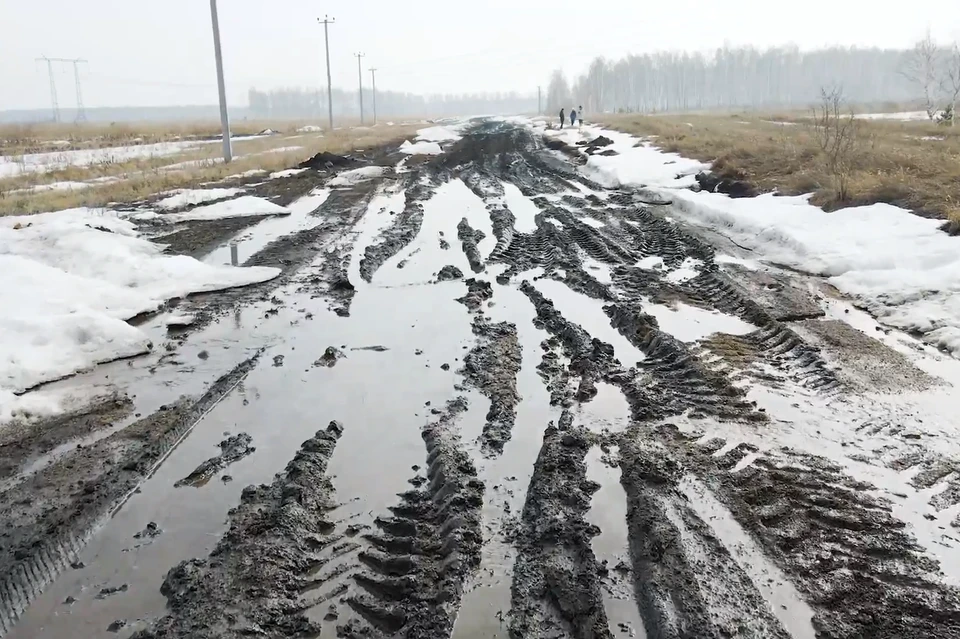 Так выглядит дорога в селе Заварухино Фото: кадр из видео Марьям Жумадиловой / vk.com