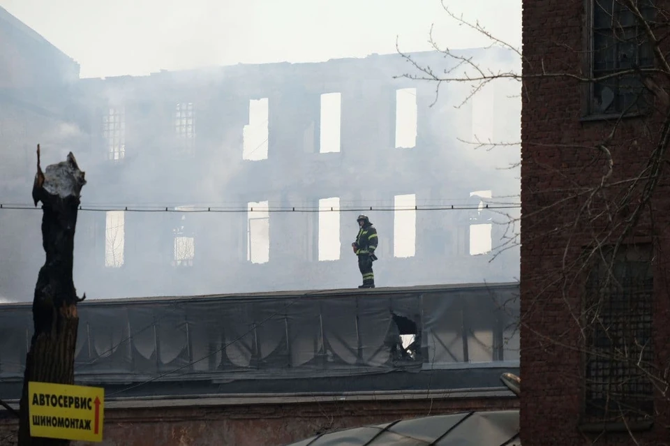 Спасатели рассказали, как проходит тушение пожара на "Невской мануфактуре"