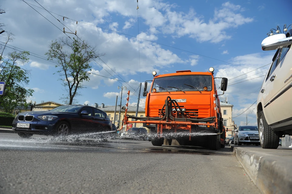 В некоторых местах коммунальщикам мешают припаркованные авто