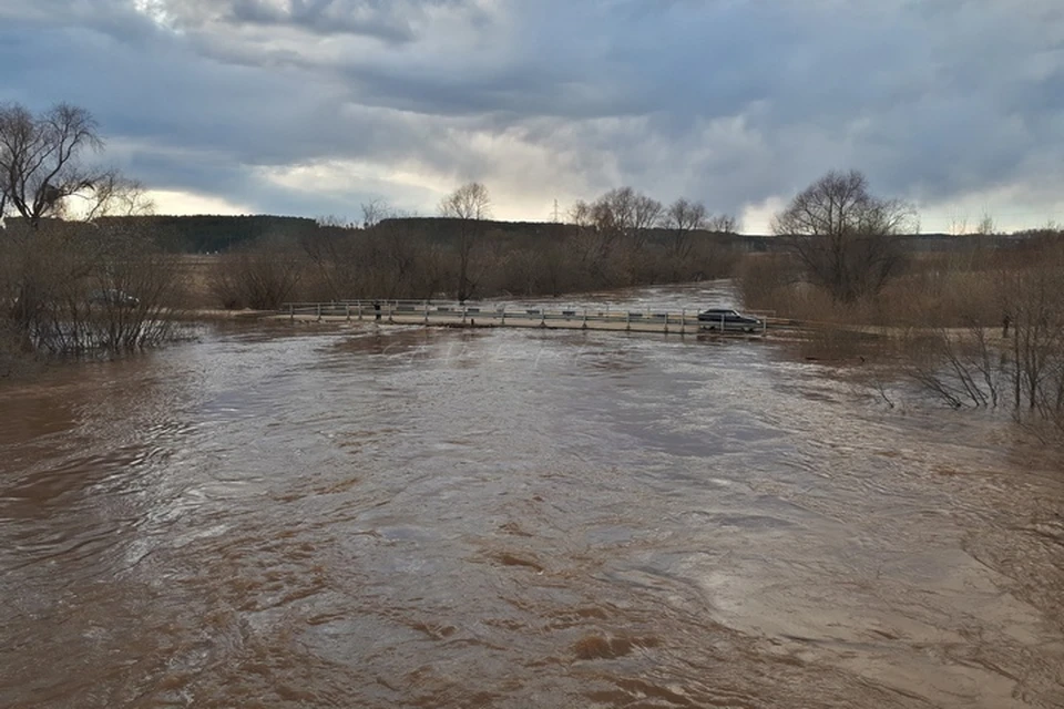 Существует угроза подтопления моста. Фото: СВИП-Кунгур.