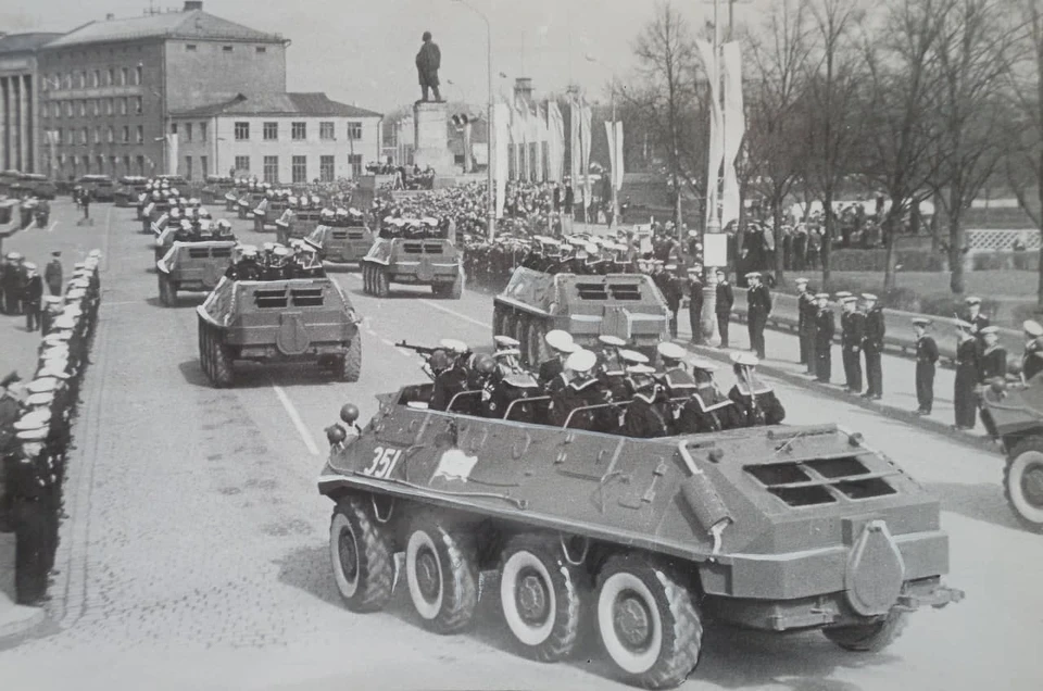 9 мая 1968-го, парад на площади Победы. Уже вскоре многие его участники отправятся в Чехословакию для «помощи здоровым силам в братской ЧССР».