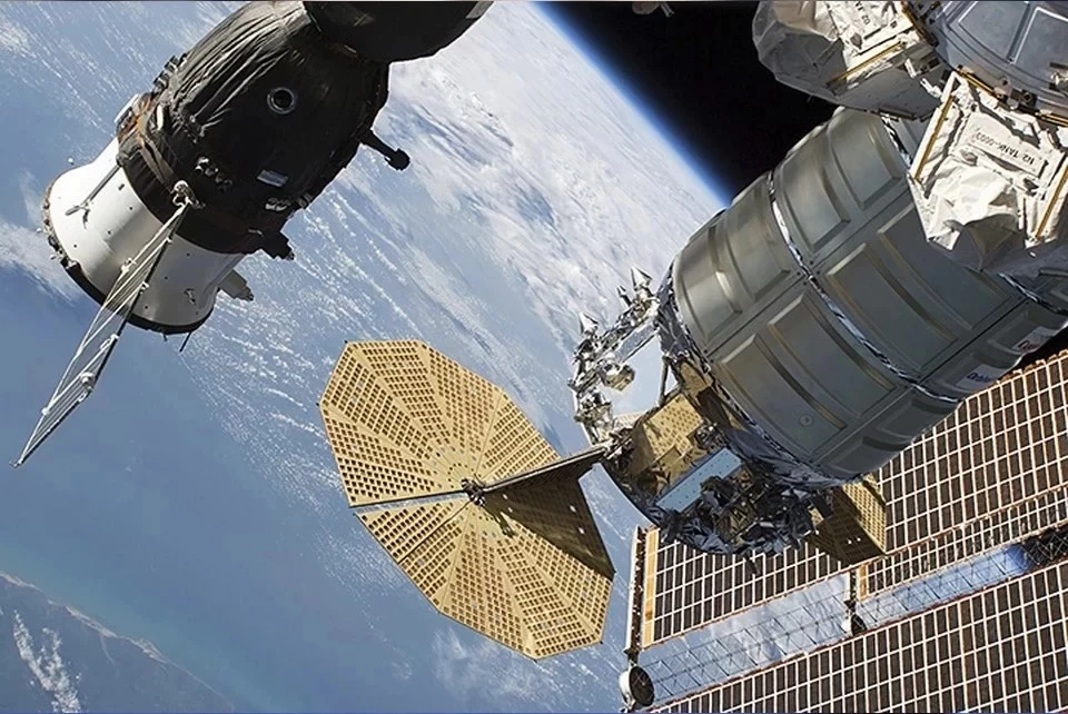 Видео приземления корабля «Союз МС-17» с тремя космонавтами показал Роскосмос