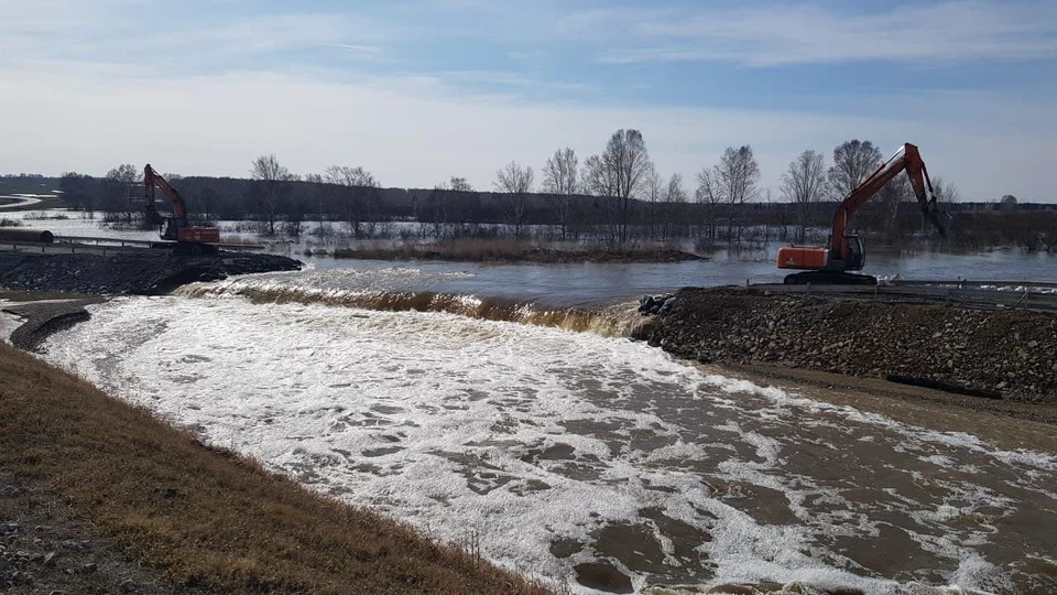 Река перекрыла участок дороги около 50 метров. Фото: Сибуправтодор.