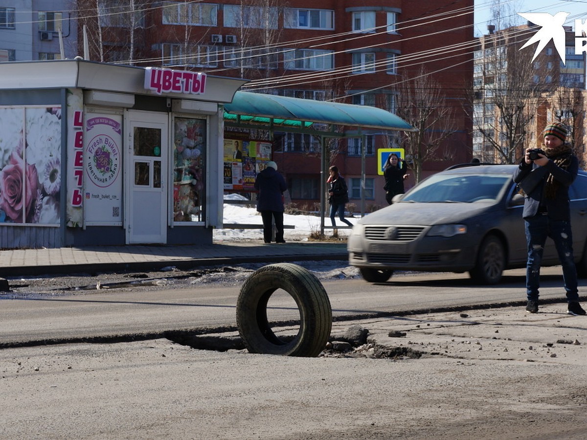 Огромные ухабы, пугающие подъезды, безобразный транспорт: что поразило в  Рязани команду Андрея Караулова? - KP.RU