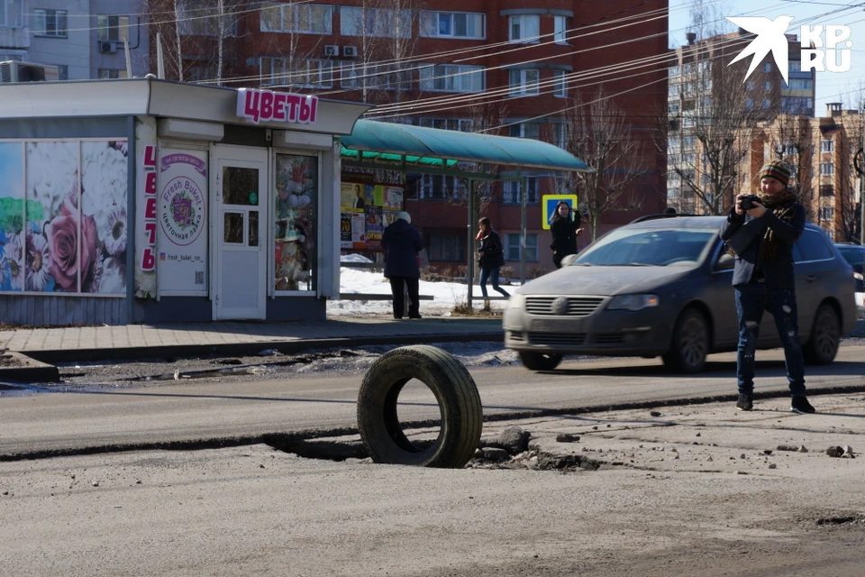 В этой жуткой выбоине на Народном бульваре многие оставили свои колеса.