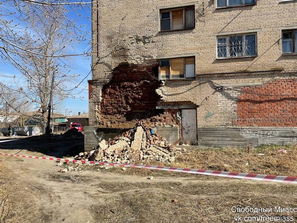 Площадь обрушения 8 квадратных метров. Фото: "Свободный Миасс"/vk.com