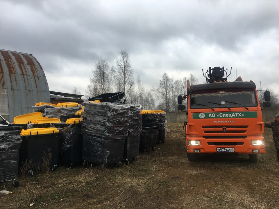 Новые контейнеры для ТКО устанавливают в Починке. Фото: pochinok.admin-smolensk.ru.