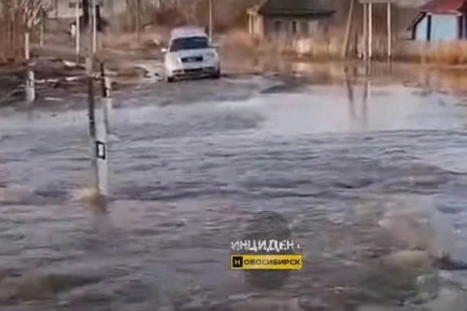 Прокуратура провела проверку после того, как в поселке Семеновский в Коченевском районе дорогу затопило из-за паводка. Фото: Кадр из видео