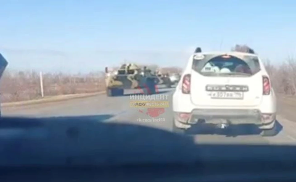 Колонна военных машин прошла по трассе и практически парализовала автомобильное движение.