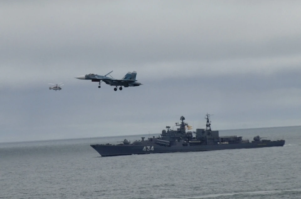 Подводные лодки и корабли Северного флота России проводят учения
