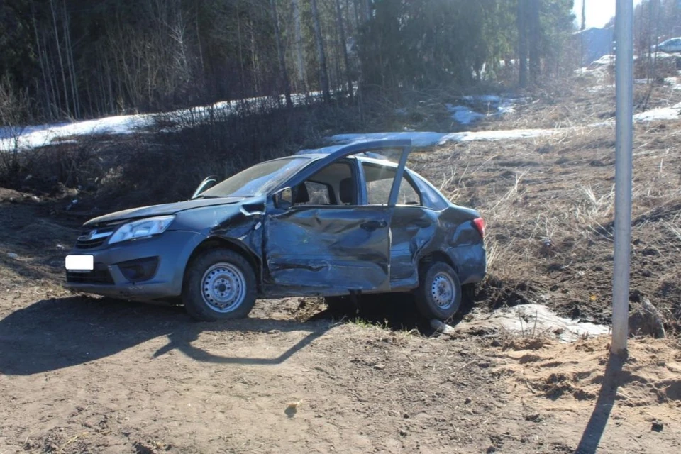 От удара Lada Granta выбросило с дороги. Фото: vk.com/gibdd43