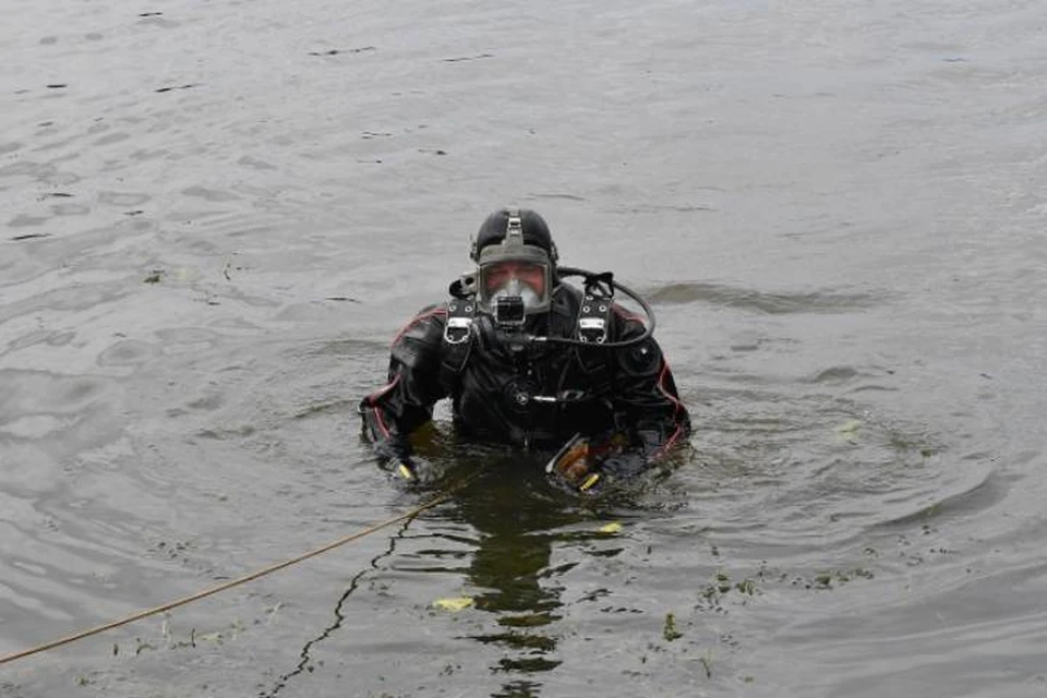 В поселке Рудничный водолазы подняли тело пропавшего 16 апреля рыбака.