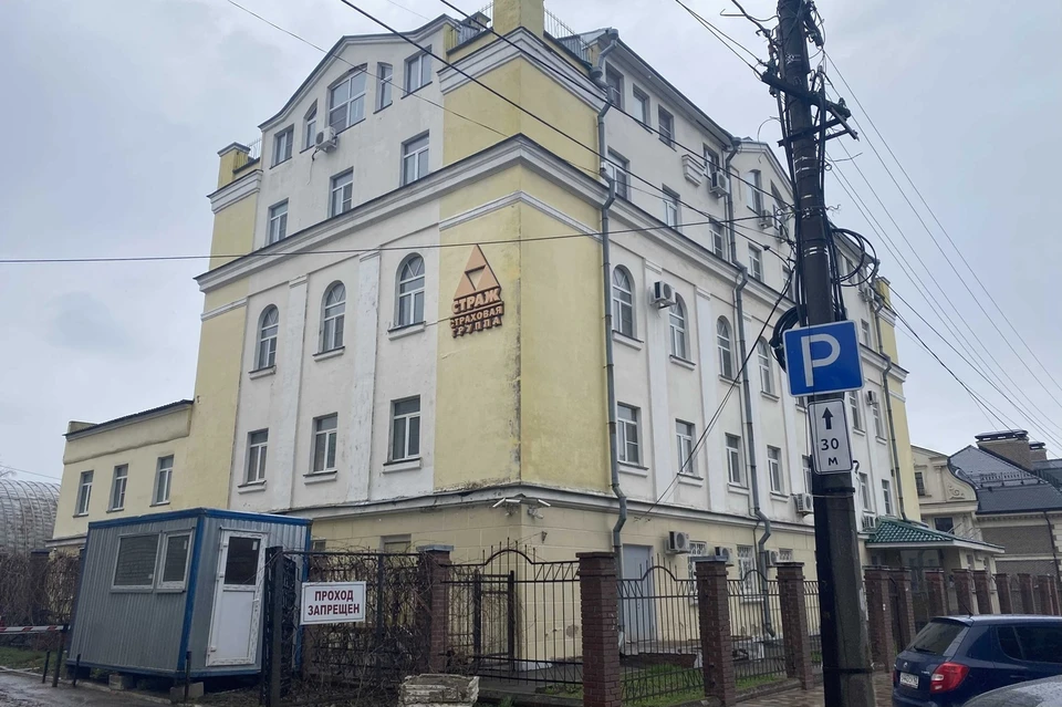 С момента банкротства страховой компании здание на улице Щедрина стоит опустевшим.