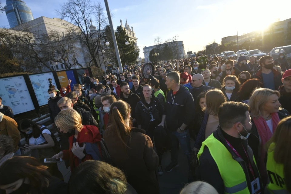 Колонна прошла по центральным улицам города