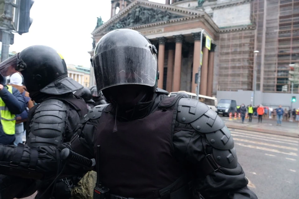 Из-за незаконной акции протеста в центре Петербурга приостановили движение троллейбусов.