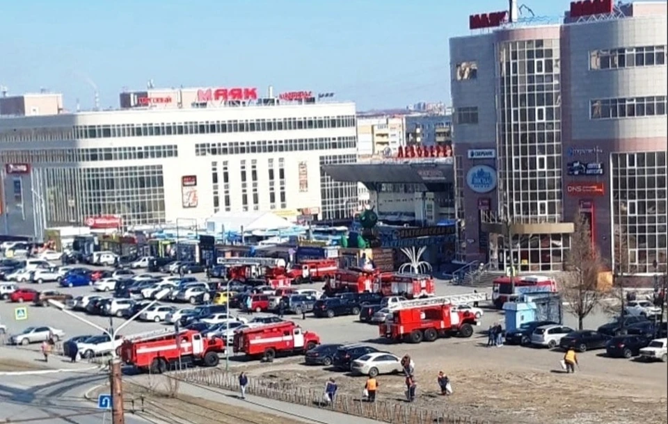 7 пожарных машин заметили на парковке у крупного ТЦ.