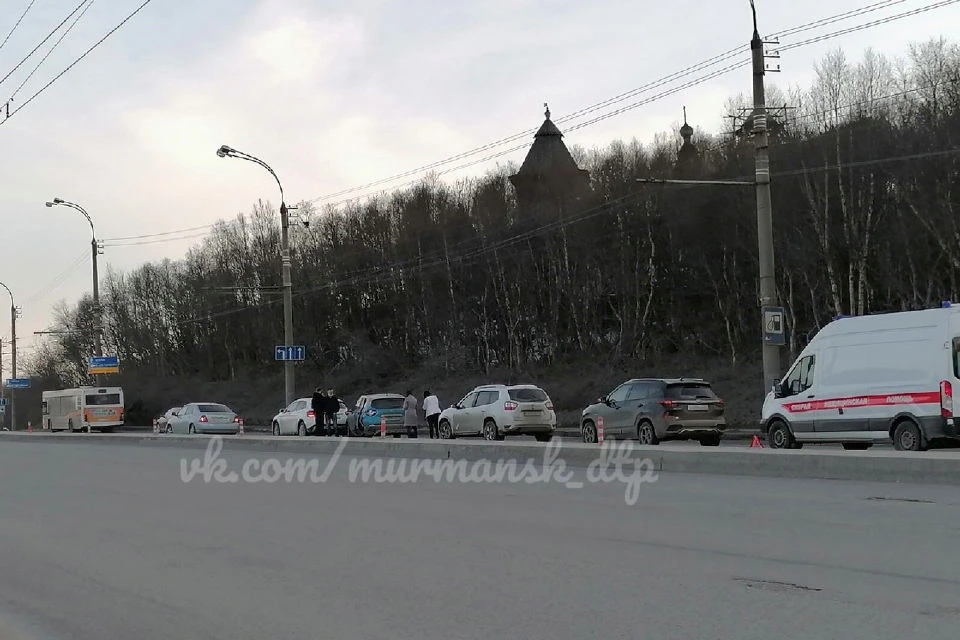 Что произошло 21. Авария на Кольском проспекте Мурманск. Авария Мурманское шоссе. Остановка Кольский проспект Мурманск.