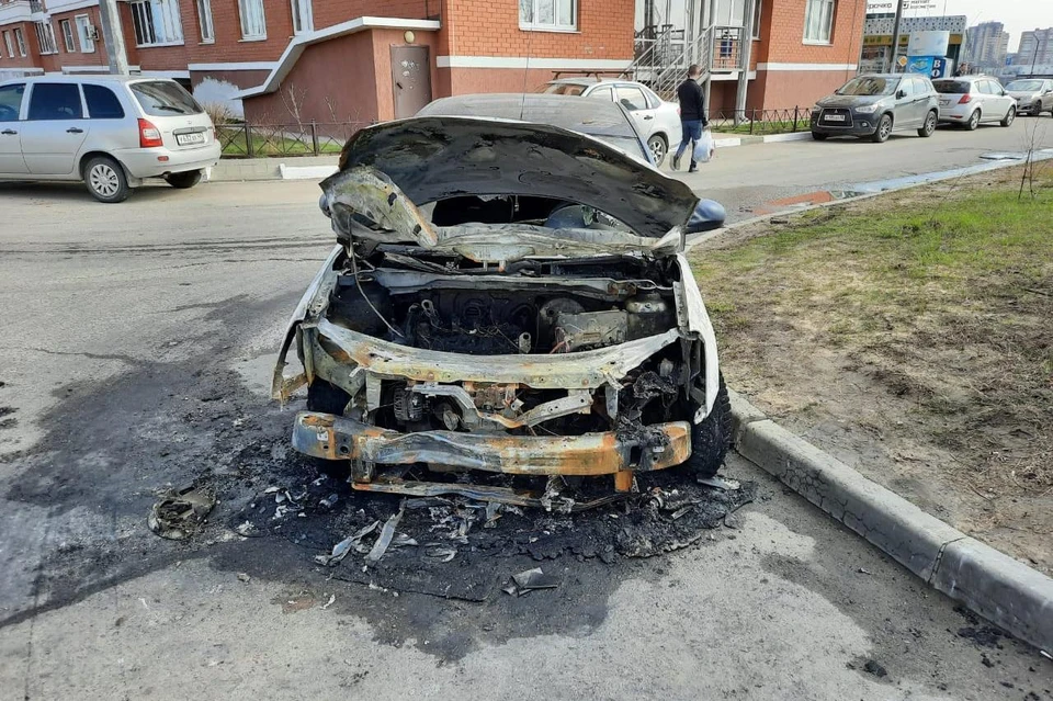 Ниссан сгорел на улице Хренникова