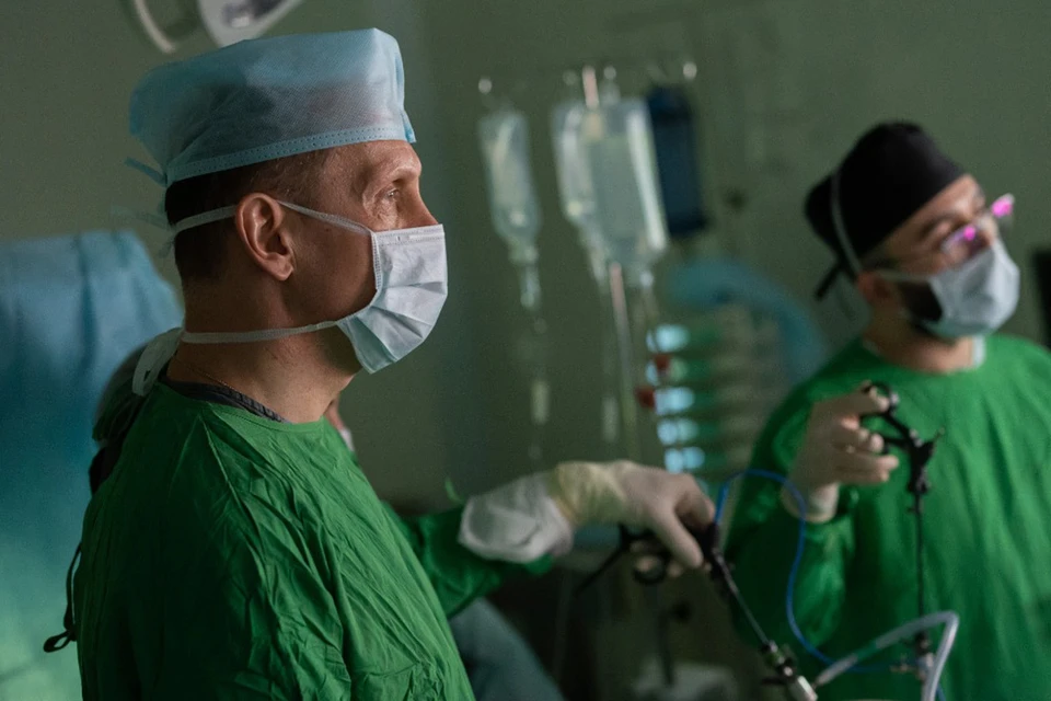 Главный онколог Москвы профессор Игорь Хатьков во время операции. Фото: пресс-служба МКНЦ