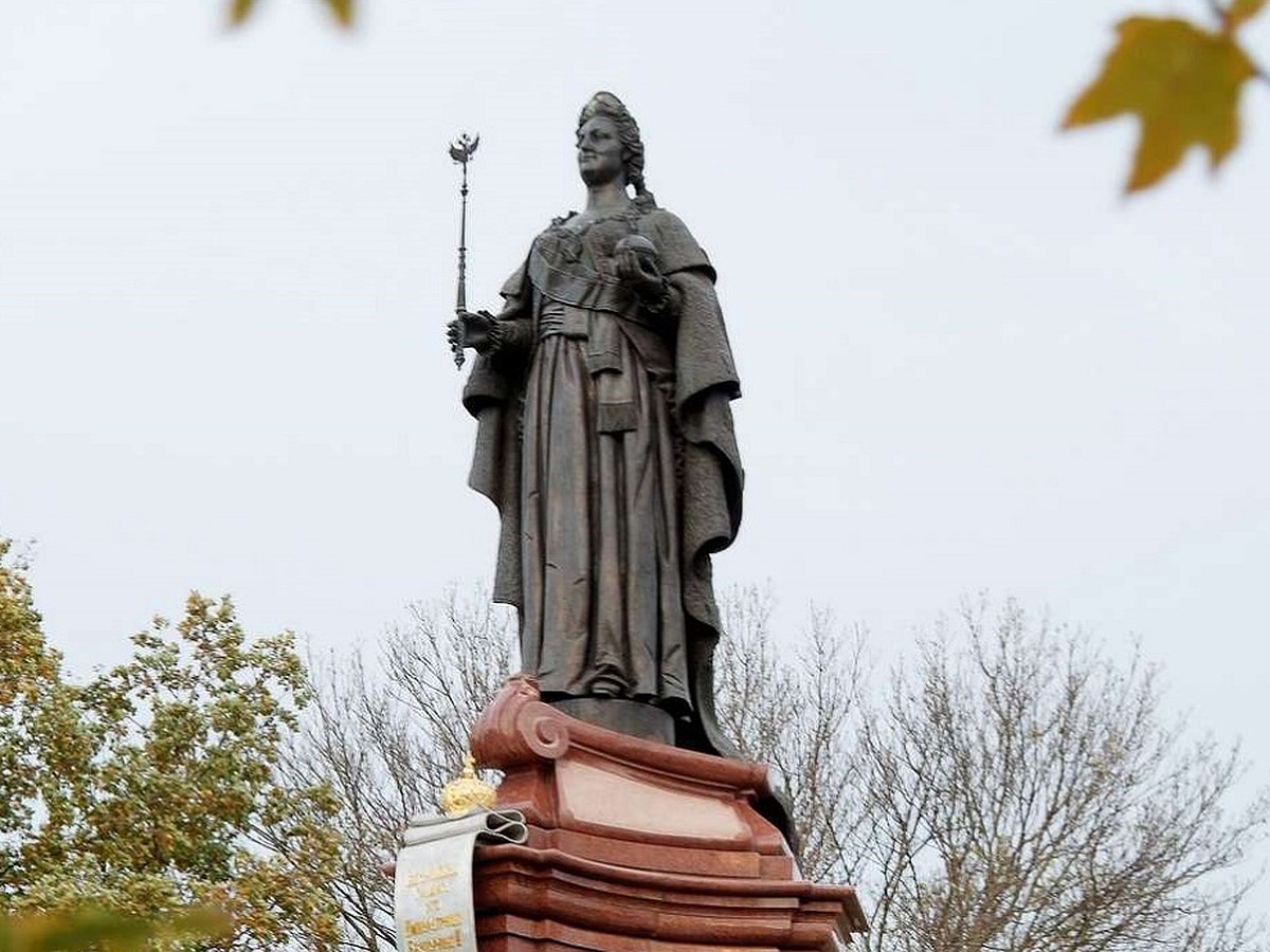 История памятника екатерины 2. Памятник Екатерине в Краснодаре. Памятник Екатерине II (Краснодар). Памятник Екатерине 2 в Москве. Памятник Екатерине 2 в Сочи.