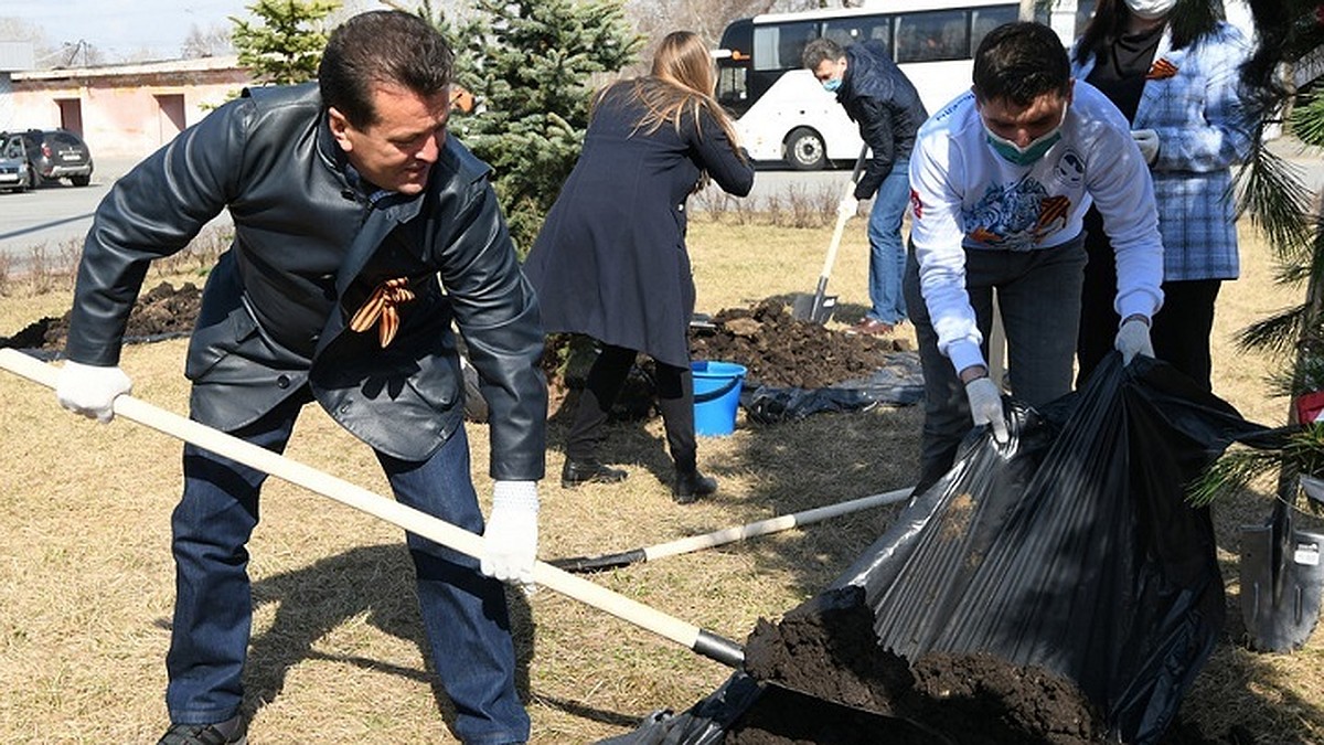 В память о Михаиле Девятаеве в Казани высадили деревья - KP.RU