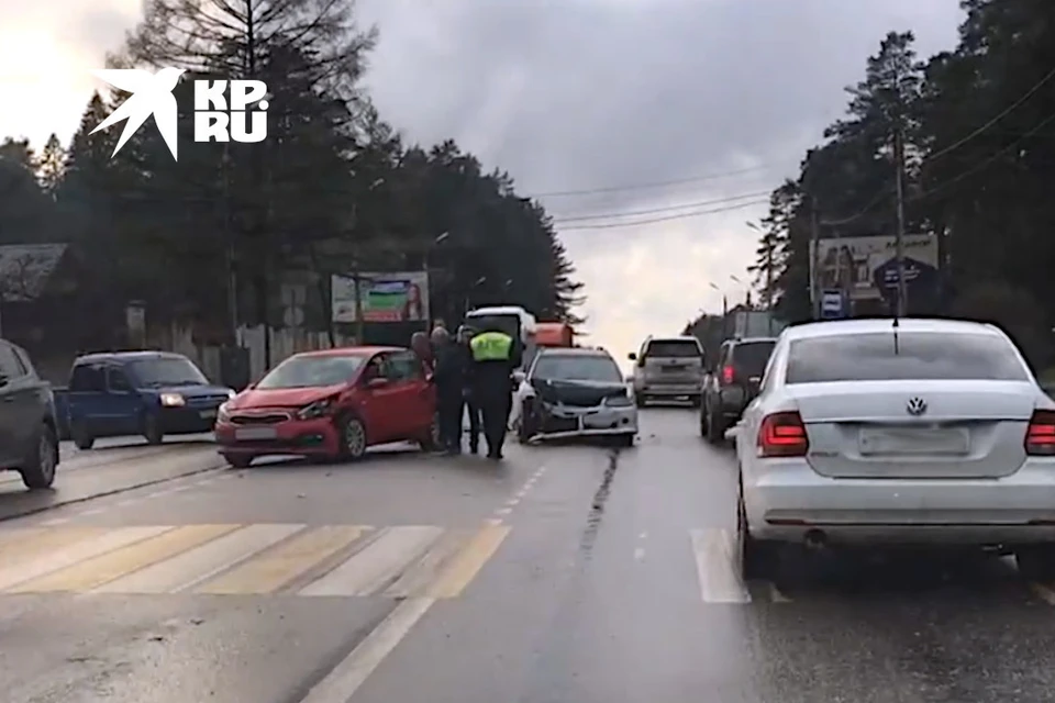 ДТП произошло на Петербургском шоссе у дома №117. Фото: Юрий АНИСИМОВ