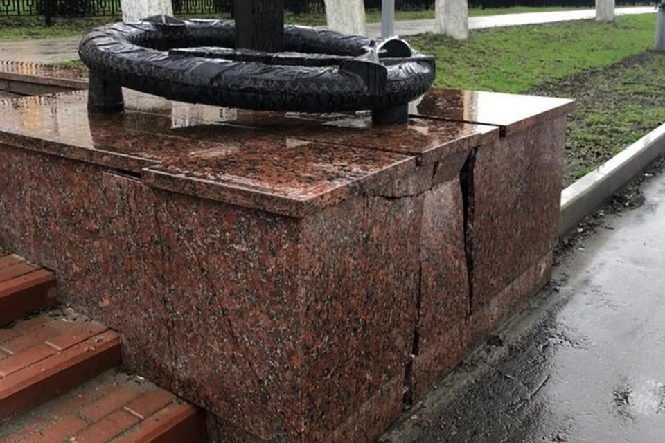 Грузовой автомобиль повредил постамент памятника Трем героям в Фокинском районе Брянска.