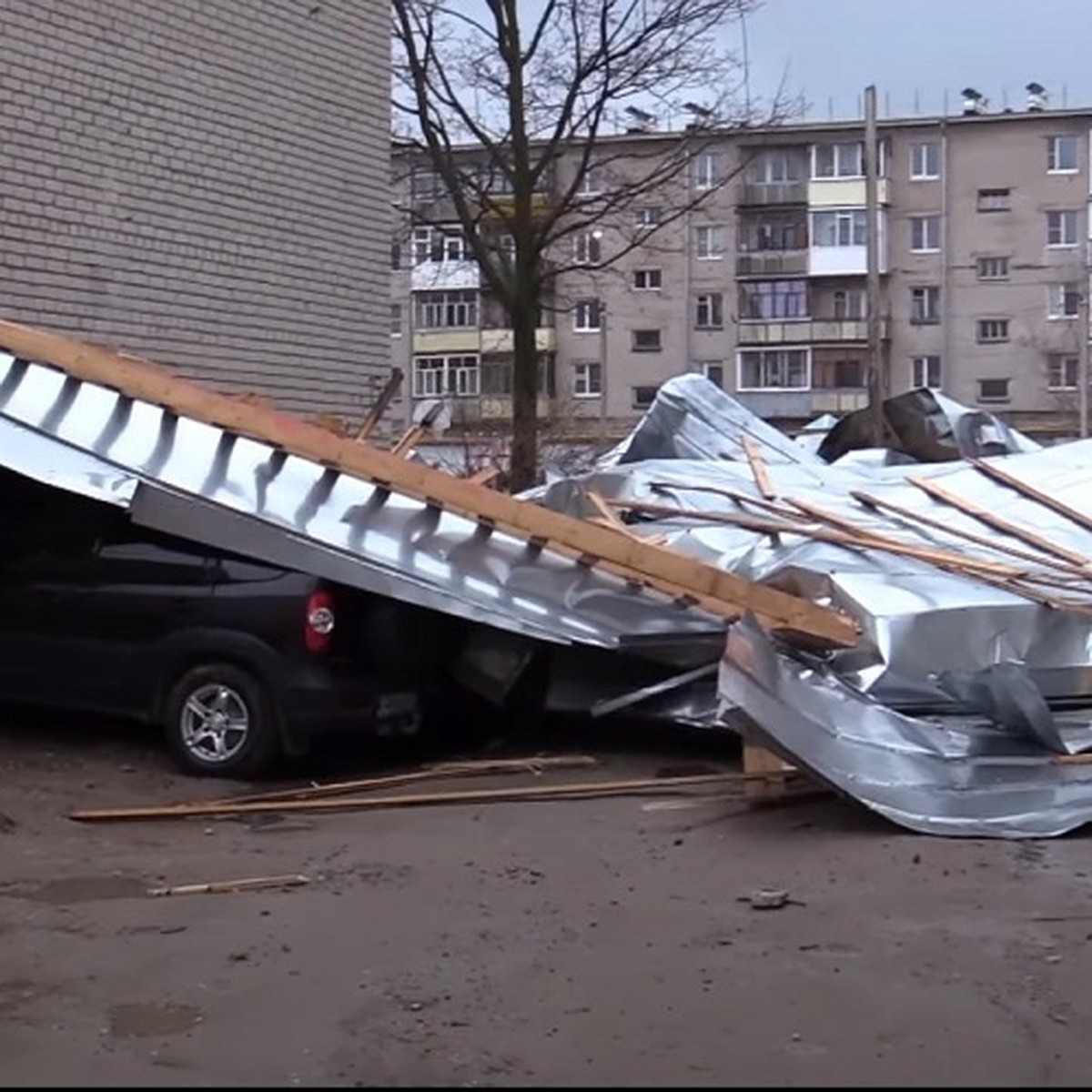 В Вологодской области с пятиэтажки ветром снесло крышу - KP.RU