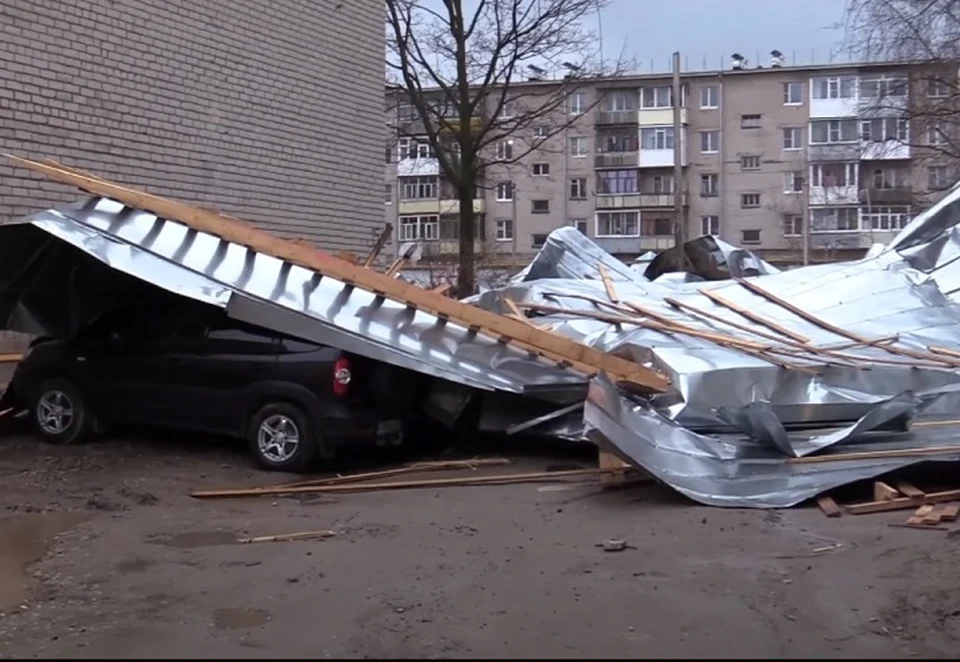 Сорванная крыша накрыла автомобили и детскую площадку. Стоп-кадр видео районной газеты "Звезда"