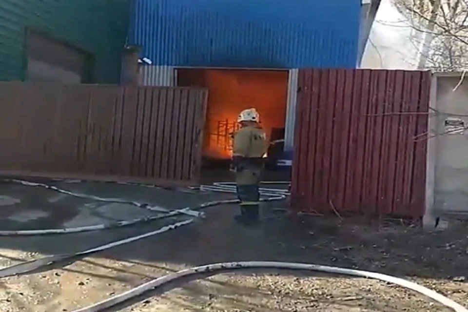 В Новосибирске на территории склада вспыхнула пристройка. Фото: стоп-кадр.