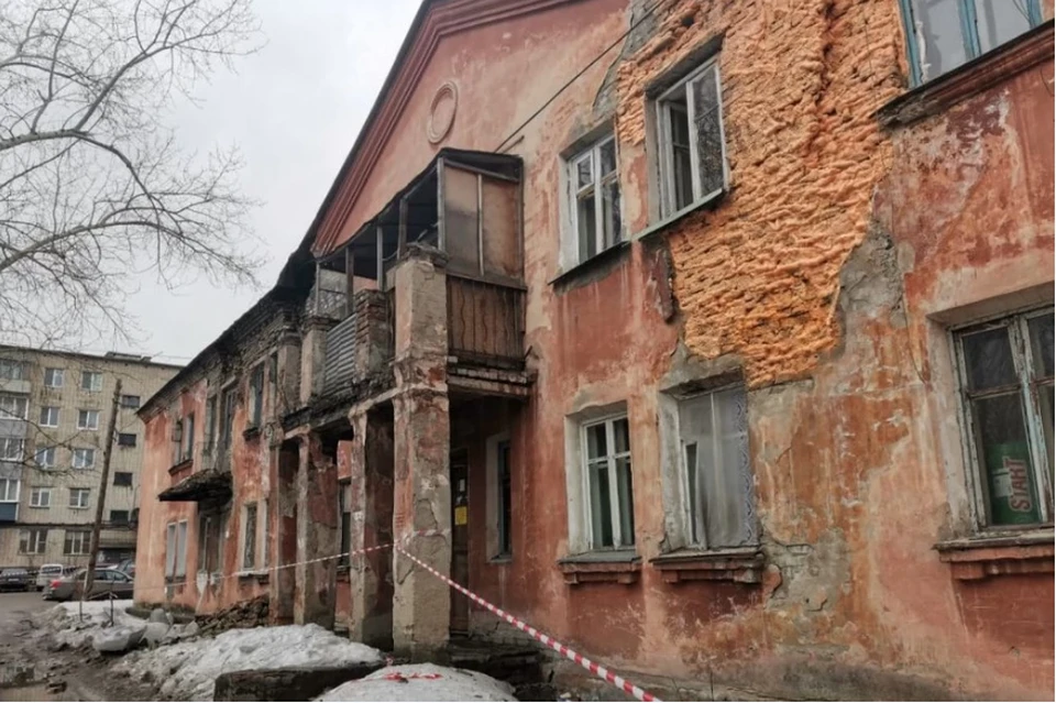 В начале апреля в Барнауле начали сыпаться дома