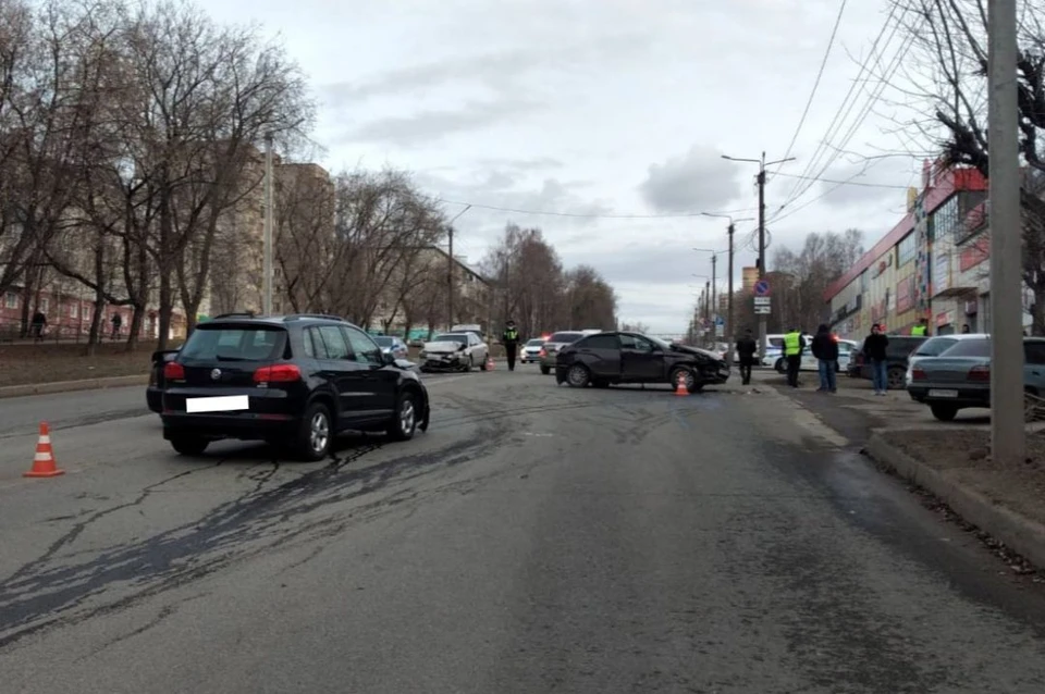 На дороге столкнулись три автомобиля: Volkswagen Passat, Lada Vesta и Volkswagen Tiguan. Фото: vk.com/gibdd43