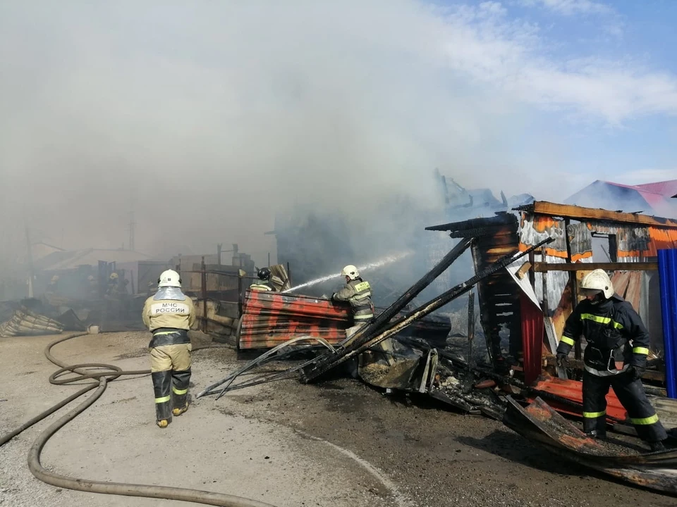 Пожарные боролись с огнем несколько часов.