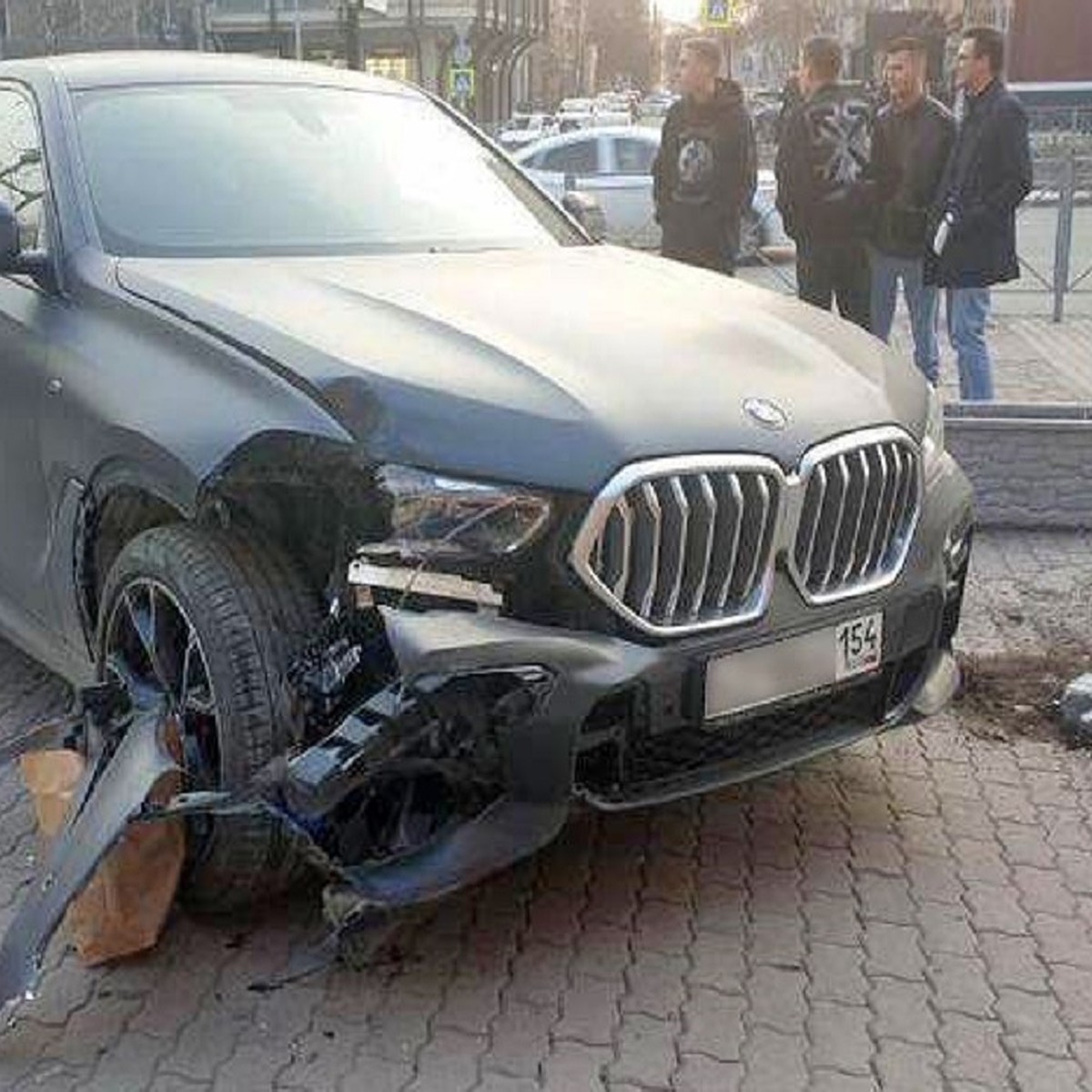 В Новосибирске водитель «БМВ» вылетел на тротуар и врезался в клумбу: это  попало на видео - KP.RU