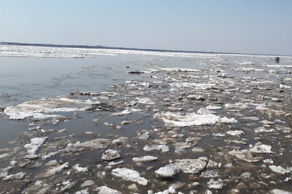 Рыбаки на порванной резиновой лодке курсировали между льдинами в Хабаровском крае
