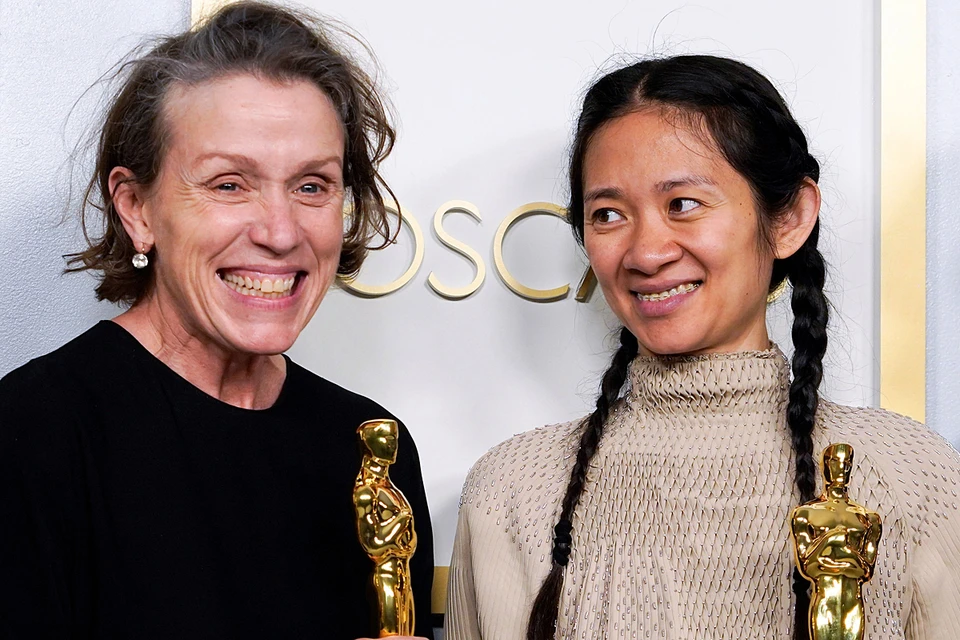 Фрэнсис МакДорманд (слева), получившая награду за лучшую женскую роль в фильме "Земля кочевников" и режиссер Хлоя Чжао, получившая награду за лучшую режиссуру